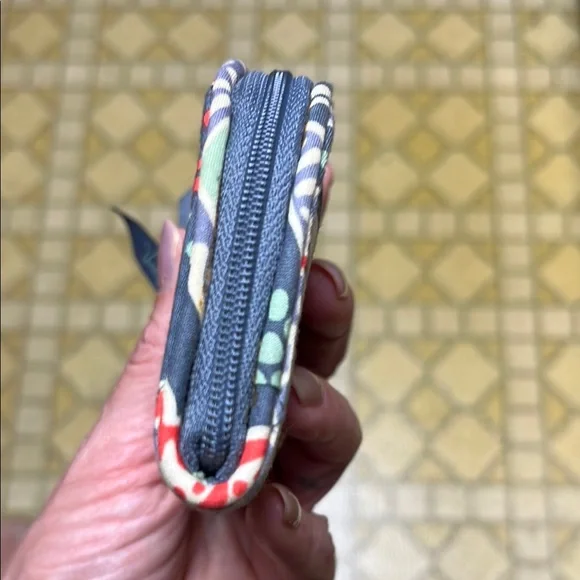 Like new Vera Bradley Gray Ribbon coin/card holder - Picture 4 of 15